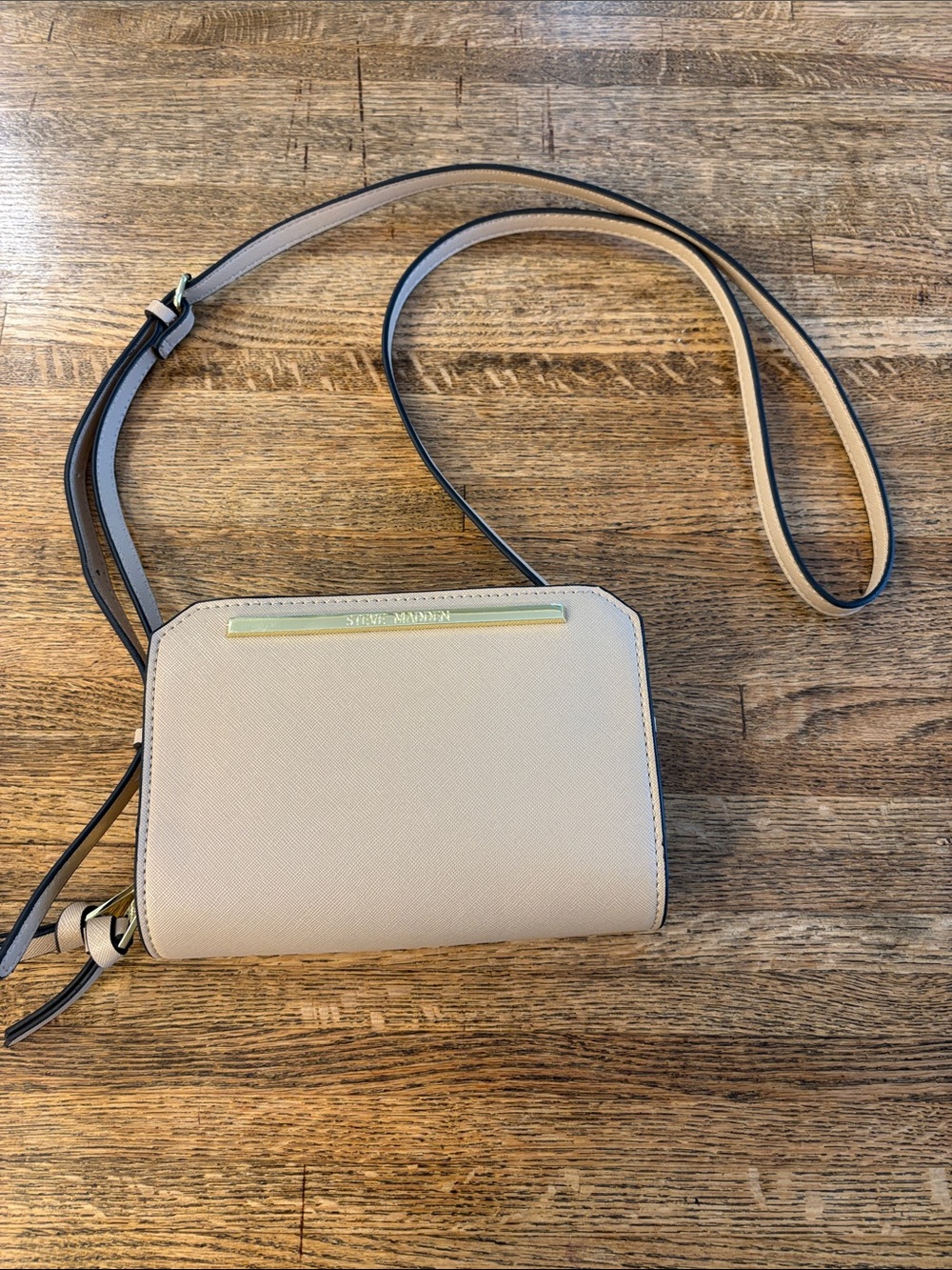NWOT Steve Madden Tan/Gold Crossbody with Gold Accents. Perfect for On-the Go!